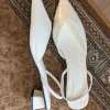 Weiße spitze Slingback-Pumps