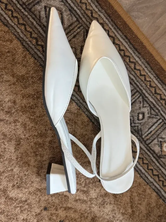 Weiße spitze Slingback-Pumps
