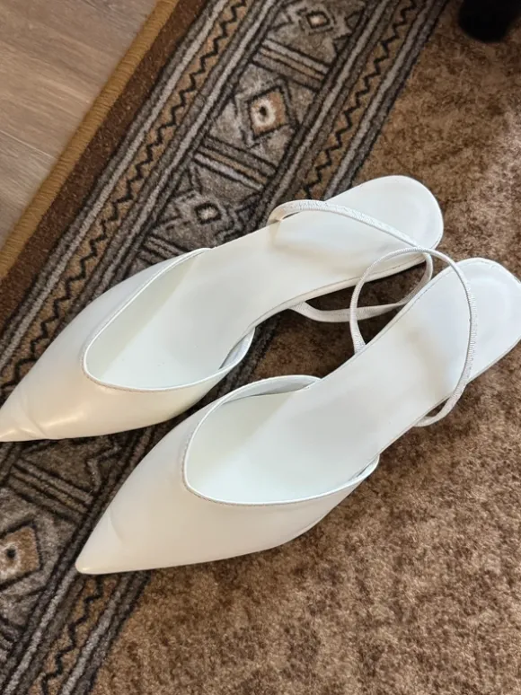 Weiße spitze Slingback-Pumps
