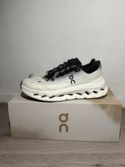 Witte OnCloud Tilt Sneakers – Maat 43, bijna nieuw!