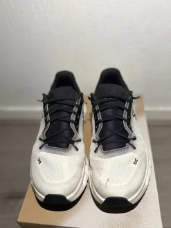 Witte OnCloud Tilt Sneakers – Maat 43, bijna nieuw!