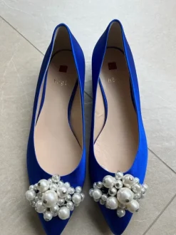 Wunderschöne royalblaue Damenschuhe mit Perlen