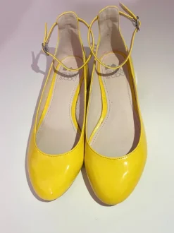 Wunderschöne Schuhe in einem knalligen Neon-Gelb