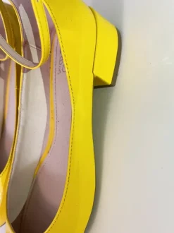 Wunderschöne Schuhe in einem knalligen Neon-Gelb