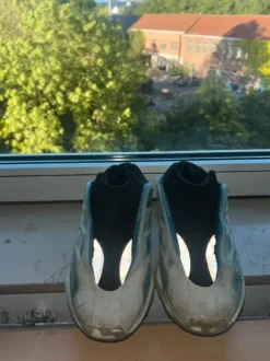 Yeezy 700 V3 / 44 / Bleu Blanc / Blue White / Bonne état / avec lacets à côté