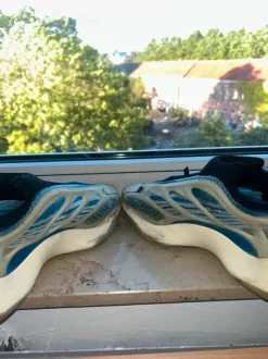Yeezy 700 V3 / 44 / Bleu Blanc / Blue White / Bonne état / avec lacets à côté