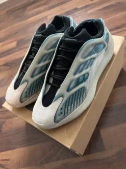 Yeezy 700 v3 Kyanit