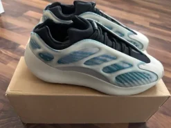 Yeezy 700 v3 Kyanit