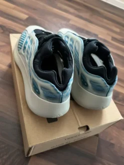Yeezy 700 v3 Kyanit