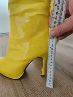 Yellow Leg Avenue Daisy Cut-out patent Go-Go boots - Size US9/ EU 39.5