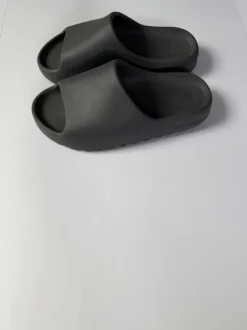 Yezzy Slides Schwarz 44