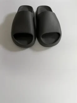 Yezzy Slides Schwarz 44