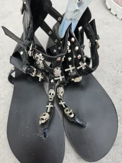 Zehentreter, Sandalen, schwarz, Goth, mit Kreuzen & Skulls