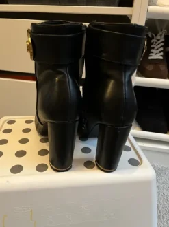 Zwarte enkellaarsjes met hoge hak