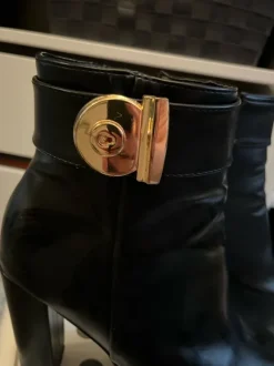 Zwarte enkellaarsjes met hoge hak