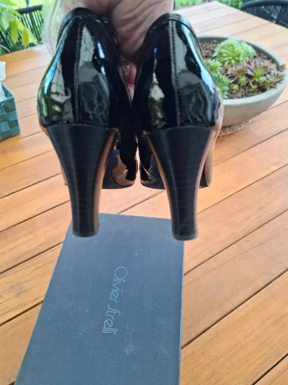 Zwarte pumps in lakleer