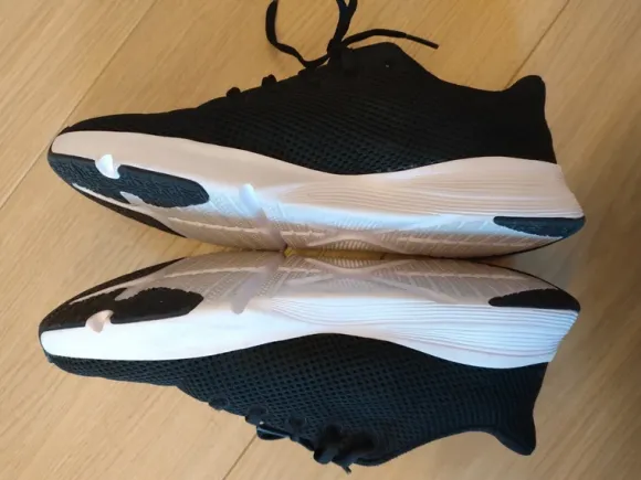 Zwarte sportschoenen maat 38.