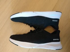Zwarte sportschoenen maat 38.