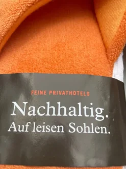 Zwei Paar Hotel Pantoffel